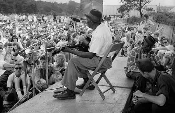 Mississippi John Hurt si esibisce al Festival Folk di Newport nel 1963